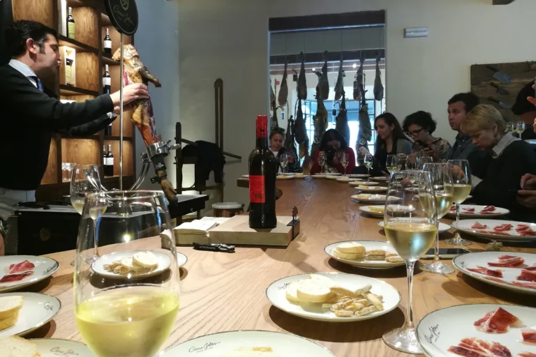 degustacion jamon cerdo iberico tour cerdo iberico aracena sierra huelva naturanda 1 1 768x512