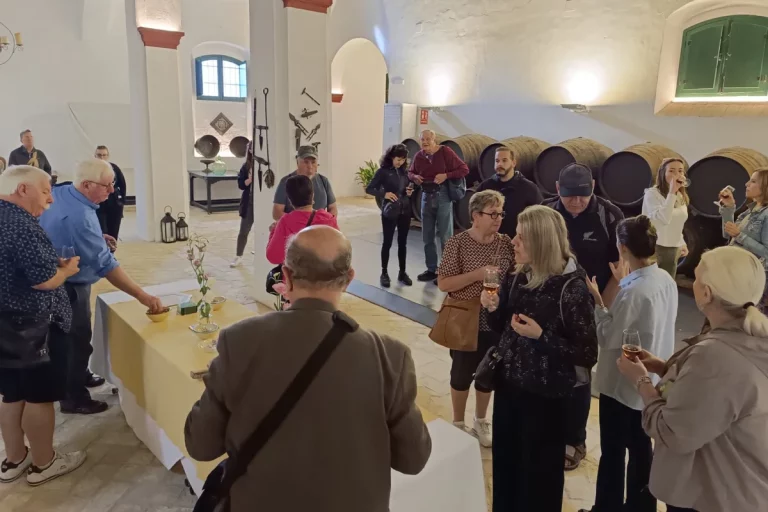 grupo degustando vino interior bodegas halcon lebrija sevilla visita guiada naturanda 1 768x512