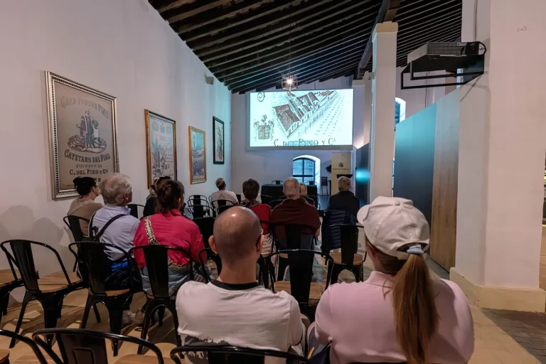 grupo viendo video explicativo cayetano pino jerez visita guiada bodega jerez de la frontera 768x512