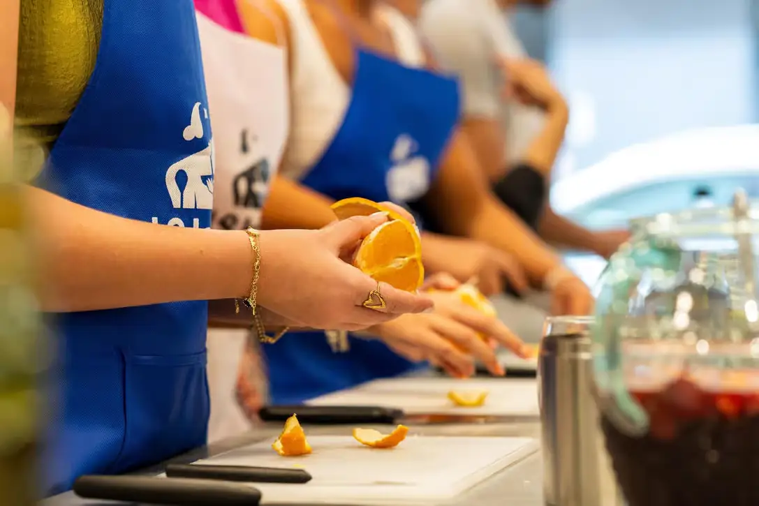 Taller de Paella y Sangría, Cocina española en Málaga Taller de Paella y Sangría, Cocina española en Málaga es una experiencia gastronómica participativa donde aprenderás a cocinar platos tradicionales mientras disfrutas de sangría en pleno centro histórico. Desde el primer momento, esta actividad de Gastroexperimenta está pensada para que vivas la cocina española como un auténtico local, en un ambiente cercano, divertido y totalmente práctico. Una experiencia culinaria en el corazón de Málaga Este Taller de Paella y Sangría, Cocina española en Málaga se realiza en una cocina moderna y totalmente equipada, ubicada a pocos minutos del centro histórico y a solo cinco minutos del Mercado de Atarazanas. La localización es ideal tanto para visitantes como para residentes que desean descubrir la gastronomía española desde dentro. Taller de cocina española con Paella y Sangría El Taller de cocina española con Paella y Sangría tiene una duración aproximada de 3 horas y se desarrolla en inglés. Las clases son 100 % participativas, lo que significa que cocinarás cada plato paso a paso, aprendiendo técnicas tradicionales y consejos profesionales que podrás aplicar en casa. Aprende con chefs expertos Durante el taller cocinarás junto a dos chefs apasionados. Laura, formada en Le Cordon Bleu de Londres y con experiencia en restaurantes con estrella Michelin, te guiará en la elaboración de una auténtica paella, transmitiendo no solo técnica, sino también cultura y tradición española. Diego, especialista en cocina andaluza y malagueña, aporta cercanía, creatividad y un profundo conocimiento de los sabores locales. ¿Qué harás durante la experiencia? Cocinarás platos españoles y andaluces desde cero Aprenderás técnicas clave para una paella perfecta Compartirás una experiencia social, divertida y dinámica Degustarás los platos elaborados acompañados de sangría Recibirás recomendaciones locales de primera mano Qué incluye el Taller de Paella y Sangría, Cocina española en Málaga En esta experiencia de Gastroexperimenta se elaboran varios platos tradicionales: ajoblanco, paella y remojón malagueño, además de un postre sorpresa. Durante la comida se incluyen una o dos sangrías adicionales a elección del participante. Qué NO está incluido Transporte hasta el punto de encuentro Bebidas alcohólicas adicionales fuera de las indicadas Cualquier servicio no especificado en el apartado “qué incluye” Información importante y reservas Cancelación gratuita hasta 24 horas antes Reserva ahora y paga después Se requiere un mínimo de 4 participantes Apto para viajeros solos, parejas, familias y pequeños grupos Posibilidad de adaptar el menú a alergias, intolerancias, opciones veganas o vegetarianas (con aviso previo) No se permite el consumo de alcohol o drogas ajenos a la actividad Punto de encuentro El punto exacto se facilita tras la reserva y se encuentra en el centro de Málaga, con acceso sencillo y bien comunicado.