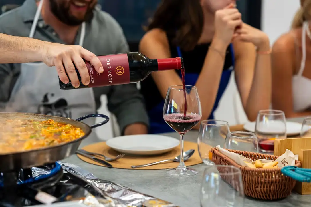Taller de Paella y Sangría, Cocina española en Málaga Taller de Paella y Sangría, Cocina española en Málaga es una experiencia gastronómica participativa donde aprenderás a cocinar platos tradicionales mientras disfrutas de sangría en pleno centro histórico. Desde el primer momento, esta actividad de Gastroexperimenta está pensada para que vivas la cocina española como un auténtico local, en un ambiente cercano, divertido y totalmente práctico. Una experiencia culinaria en el corazón de Málaga Este Taller de Paella y Sangría, Cocina española en Málaga se realiza en una cocina moderna y totalmente equipada, ubicada a pocos minutos del centro histórico y a solo cinco minutos del Mercado de Atarazanas. La localización es ideal tanto para visitantes como para residentes que desean descubrir la gastronomía española desde dentro. Taller de cocina española con Paella y Sangría El Taller de cocina española con Paella y Sangría tiene una duración aproximada de 3 horas y se desarrolla en inglés. Las clases son 100 % participativas, lo que significa que cocinarás cada plato paso a paso, aprendiendo técnicas tradicionales y consejos profesionales que podrás aplicar en casa. Aprende con chefs expertos Durante el taller cocinarás junto a dos chefs apasionados. Laura, formada en Le Cordon Bleu de Londres y con experiencia en restaurantes con estrella Michelin, te guiará en la elaboración de una auténtica paella, transmitiendo no solo técnica, sino también cultura y tradición española. Diego, especialista en cocina andaluza y malagueña, aporta cercanía, creatividad y un profundo conocimiento de los sabores locales. ¿Qué harás durante la experiencia? Cocinarás platos españoles y andaluces desde cero Aprenderás técnicas clave para una paella perfecta Compartirás una experiencia social, divertida y dinámica Degustarás los platos elaborados acompañados de sangría Recibirás recomendaciones locales de primera mano Qué incluye el Taller de Paella y Sangría, Cocina española en Málaga En esta experiencia de Gastroexperimenta se elaboran varios platos tradicionales: ajoblanco, paella y remojón malagueño, además de un postre sorpresa. Durante la comida se incluyen una o dos sangrías adicionales a elección del participante. Qué NO está incluido Transporte hasta el punto de encuentro Bebidas alcohólicas adicionales fuera de las indicadas Cualquier servicio no especificado en el apartado “qué incluye” Información importante y reservas Cancelación gratuita hasta 24 horas antes Reserva ahora y paga después Se requiere un mínimo de 4 participantes Apto para viajeros solos, parejas, familias y pequeños grupos Posibilidad de adaptar el menú a alergias, intolerancias, opciones veganas o vegetarianas (con aviso previo) No se permite el consumo de alcohol o drogas ajenos a la actividad Punto de encuentro El punto exacto se facilita tras la reserva y se encuentra en el centro de Málaga, con acceso sencillo y bien comunicado.