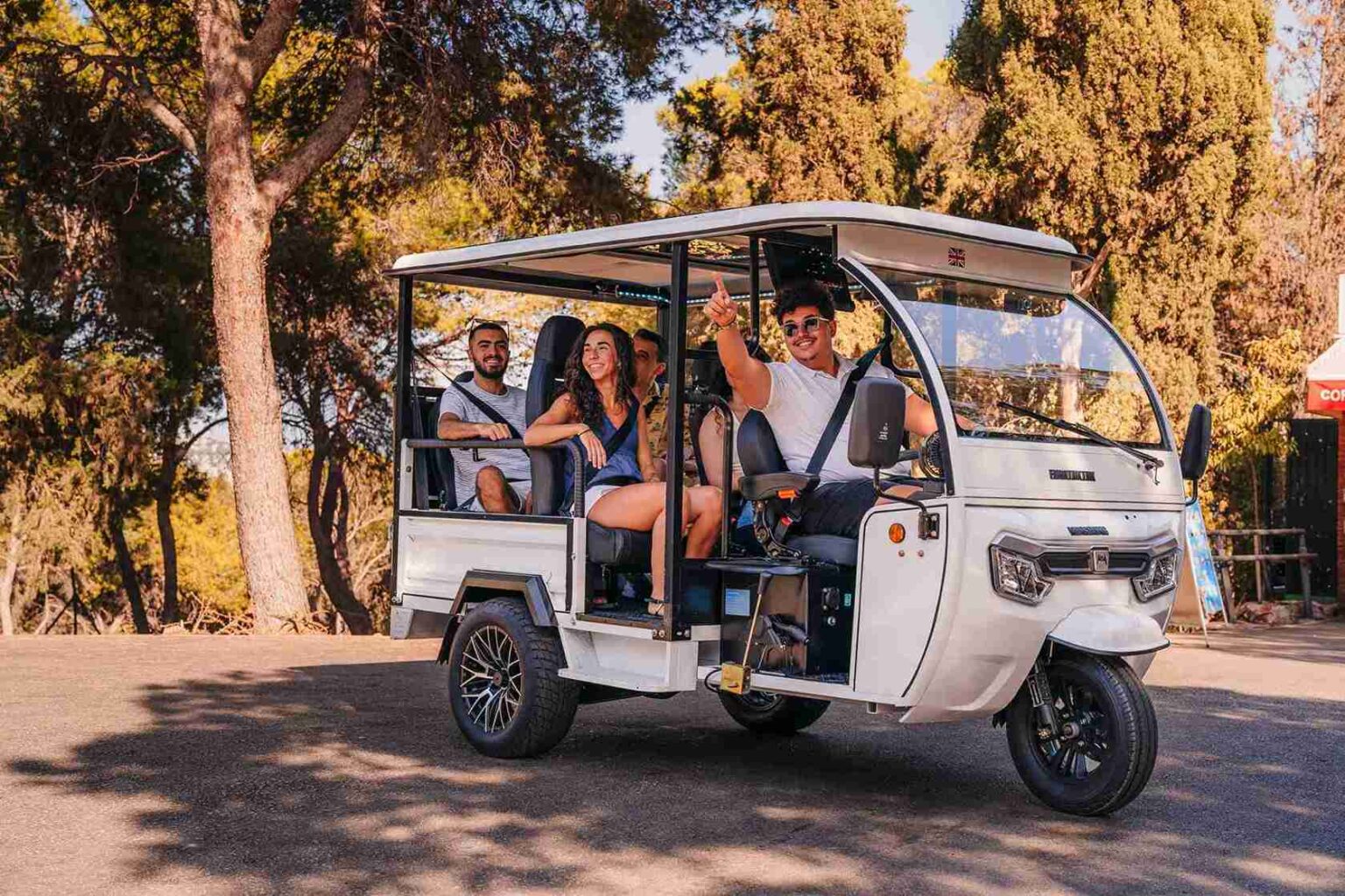 Vive una Málaga auténtica en Tuktuk y con sabor a espeto