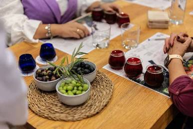 Mesa-preparada-para-cata-de-AOVE-Visita-almazara-Jaen-cata