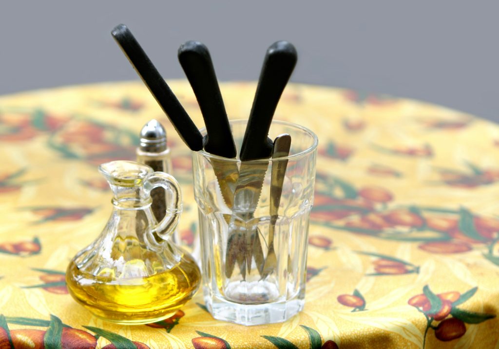 verdadero-virgen-extra-aceite-en-mesa-de-casa